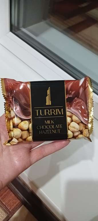 Шоколад из Италии с цельным орехом, 100г